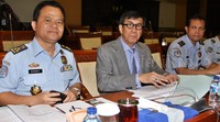Dirjen Imigrasi Ronny Sompie (kiri) dan Menkum HAM Yasonna H Laoly (tengah) menghadiri rapat di Komisi III DPR. Pool/Lamhot Aritonang/detikFoto.