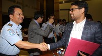 Dirjen Imigrasi Ronny Sompie (kiri) berjabat tangan dengan anggota Komisi III Nasir Djamil (kanan) usai rapat. Pool/Lamhot Aritonang/detikFoto.