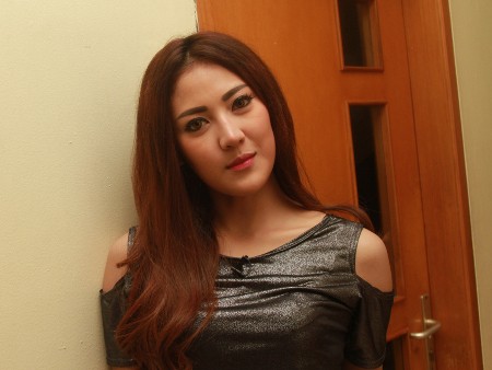 Resty Wulandari Sibuk Nyanyi Saat Rehat Preman Pensiun