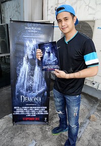 Dalam film itu, Ajun juga berperan bersama Alexa Key.