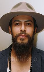 Wajah Berewokan Alex Abbad, Yay or Nay?