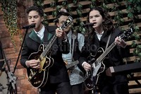 Ahmad bersaudara saat mengisi acara 'Hitam Putih' di Studio Hanggar, Pancoran, Jakarta Selatan, Rabu (2/9/2015). Pool/Ridho Suhandi/detikHOT.