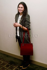 Di kesempatan itu, Haanun tampil dibalut kemeja putih, celana gelap yang dipadu dengan blazer oversized abu-abu serta sepatu gelap dan tas merah. Pool/Gus Mun/detikFoto.