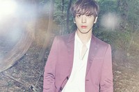 Yonghwa necis kenakan kemeja putih yang dipadu jas merah marun. (FNC Entertainment)