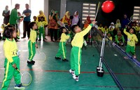 Sejumlah anak mengikuti lomba balon tangkis.