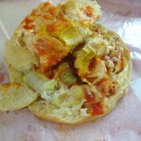 Roti khubus di gerai ​Fat Baba ini diberi isian kentang goreng, potongan daging ayam, daun selada​ dengan saus tomat,mayo dan mustard.