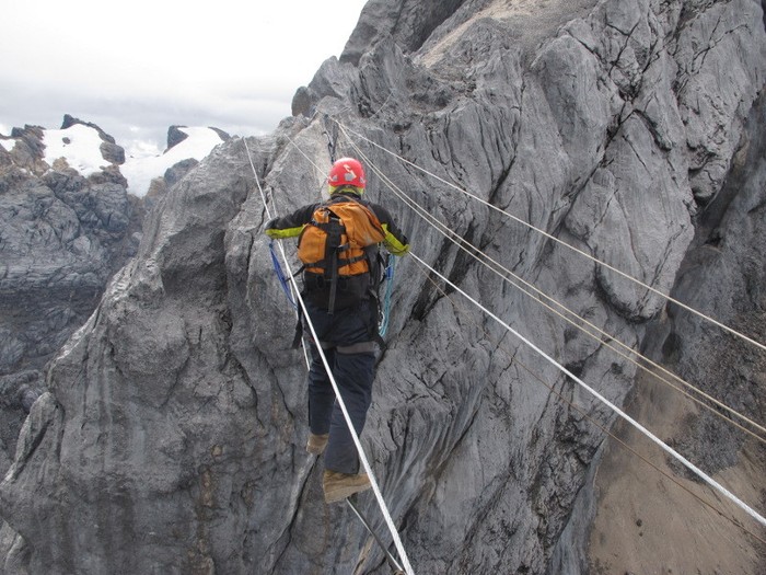 Pendakian ke Puncak Carstensz yang Seharga Umroh