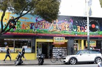 Dinding kota turut menjadi ajang ekpresi. Beragam mural bernada protes sosial maupun sindiran sarkasme mudah ditemui (Ari Saputra/detikTravel)