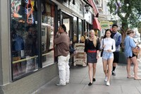 Tak hanya daerah atau mural dinding, tradisi Rock n Roll juga tampak pada pakaian yang digunakan para musisi jalanan sampai bartender cafe (Ari Saputra/detikTravel)