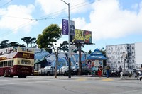 Salah satu yang paling menarik yakni mural Jimi Hendrix, musisi legendaris tahun 1960-an yang memenuhi separuh bangunan dua lantai di samping toko buah (Ari Saputra/detikTravel)