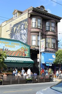 Jika penyuka tato dan tindik, Haight Ashbury gudangnya. Hampir tiap 4 hingga 5 toko atau kafe, terdapat layanan keduanya. Itu belum termasuk asesoris pendukung seperti cincin tengkorak, liontin setan, gelang berduri dan apapun yang bertampang metal, emo, grunge, hingga asesoris para musisi beraliran psychedelic (Ari Saputra/detikTravel)