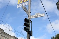Tidak mengherankan jika bus wisata hop on hop off (bus dengan atap terbuka) melintasi tempat ini sebagai bagian atrakti turis. Namun bagi yang ingin membuat napak tilas lebih mendalam, berjalan kaki menyusuri Haight-Ashbury menjadi perjalanan relijius yang tidak bakal tergantikan (Ari Saputra/detikTravel)