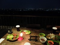 Kelapa Manis, begitu nama restoran yang hit di kalangan muda-mudi Cirebon. Terletak di Jalan Raya Cirebon-Kuningan, Gronggong, rumah makan ini punya 4 lantai yang masing-masing ditata dengan apik (Sastri/detikTravel)