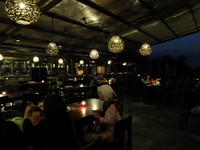 Tempat ini sangat nyaman, pencahayaan remang-remang dan unsur kayu mendominasi bagian dalamnya (Sastri/detikTravel)