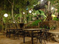 Di lantai paling bawah, meja dan kursi ditata ala garden resto sehingga cocok untuk menghabiskan sore (Sastri/detikTravel)
