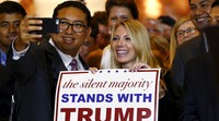 Fadli Zon selfie dengan pendukung Donald Trump. Lucas Jackson/Reuters/detikFoto.