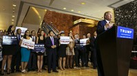     Ketua DPR Setya Novanto dan Wakil Ketua DPR Fadli Zon yang sama-sama mengenakan setelan jas berdiri tak jauh dari podium Trump. Lucas Jackson/Reuters/detikFoto.