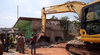 Bangunan semi permanen yang berdiri di atas lahan proyek dibongkar.