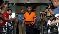 Irawan meninggalkan Gedung KPK, Jakarta, usai diperiksa KPK, Jumat (04/09/2015).