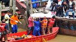 Evakuasi Korban Kapal Tenggelam di Malaysia