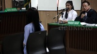     Devita dan kuasa hukumnya mendengarkan keterangan Vivi.
