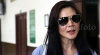 Vivi meninggalkan PN Jakarta Pusat usai menghadiri sidang lanjutan kasus dugaan penipuan jual beli tas Hermes Rp 950 juta.