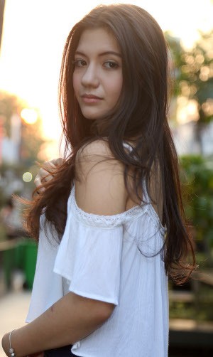 Cara Cassandra Lee Hadapi Fans Agresif