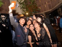 Para bintang tak lupa untuk wefie saat press screening di Epicentrum XXI Kuningan, Jakarta Selatan, Kamis (3/9/2015). Pool/Ridho Suhandi/detikFoto.