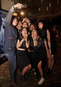 Tak hanya para bintang, sang sutradara juga ikut wefie. Pool/Ridho Suhandi/detikFoto.