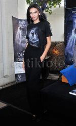 So Sexy! Alexa Key Bergaun Menerawang
