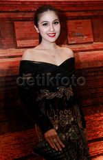 So Elegant... Sandra Dewi Cantik Memesona Berbatik Kudus