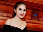 So Elegant... Sandra Dewi Cantik Memesona Berbatik Kudus