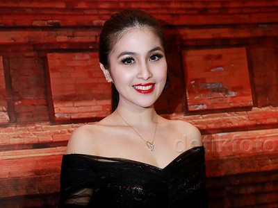 So Elegant... Sandra Dewi Cantik Memesona Berbatik Kudus