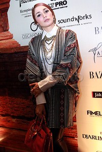 Ussy tampil dalam balutan outerwear tenun dari Ivan Gunawan. Pool/Palevi S/detikFoto.