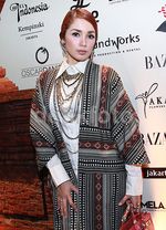 Gaya Ussy Sulistiawaty dengan Busana Tenun