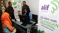     Dirut ALIF Iman Pribadi (kiri) membantu melayani nasabah.
