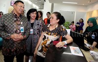 Direktur Bank BNI, Achmad Baiquni, didampingi Wakil Direktur Utama Bank BNI, Suprajarto, dan Direktur Jaringan Layanan Bank BNI, Adi Sulistyowati, terjun langsung menyapa nasabah pada Hari Pelanggan di Kantor Pusat Bank BNI, Jakarta, Jumat (04/09/2015).