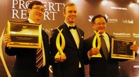 Chief Marketing Officer Lippo Homes Jopy Rusli (kiri) dan CEO Lippo Homes Ivan Budiono (kanan) menerima penghargaan Indonesia Property Awards 2015 di Jakarta. Ist/Lippo.