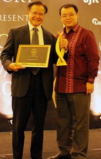 CEO Lippo Homes Ivan Budiono (kiri) menunjukkan piagam penghargaan. Ist/Lippo.