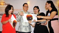 Ketua Umum Perhimpunan Bank Nasional Sigit Pramono berbincang dengan Ketua Bidang Humas Perbanas Rita Mirasari, Ketua Organizing Committee IBEX 2015 Silvia Kardena dan Organizing Committee IBEX 2015 Carlia T Djajadisastra usai memberikan keterangan pers.