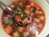Inilah Chicken Tom Yum a la Tom Tom Restaurant dengan kuah segar dan rempah yang royal.