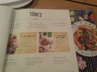 Selain kedua menu tadi, ada juga Kai Pad Mei Mamuang, Pla Samun Phai, dan Kai Ho Bai Teay dalam daftar menu Tom Tom Restaurant.