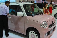 Cocoa Mira, mobil mengusung mesin bensin 658 cc. Di pasar mobil, hatchback lima pintu itu bersaing ketat dengan Suzuki Alto yang juga mengusung mesin dengan kisaran kapasitas 600 cc.