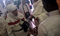 Jamuan kecil berupa kurma dan secangkir air zam-zam diberikan kepada jemaah yang masuk ke dalam lobby tower 1 hotel tersebut.
