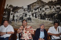 Anggota DPR (dari kiri ke kanan) Charles Honoris, Budiman Sudjatmiko, Diah Pitaloka dan Adian Napitupulu memberikan keterangan kepada media terkait kunjungan Pimpinan DPR ke Amerika Serikat di Warung Bakoel Koffie, Cikini, Jakarta Pusat, Sabtu (5/9/2015).