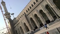 Salah satu pintu masuk Masjid Abdullah.