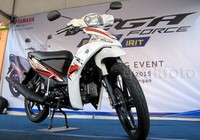 Motor ini telah dilengkapi kunci strater dengan pengaman dan tombol penutup yang praktis. Pelek racing pada motor bebek ini hadir dengan desain baru sehingga lebih sporty.