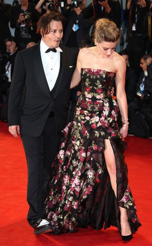 Johnny Depp Pamer Kemesraan dengan Amber Heard di Premier Film