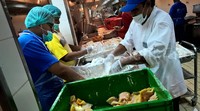Di katering Al Hussam ada 4 orang koki asal Indonesia. Mereka juga dibantu oleh koki negara lain yang paham masakan asia.