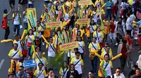 Para karyawan Standardpen turun ke jalan menyapa pelanggan pada acara Car Free Day di kawasan Bundaran HI, Jakarta.